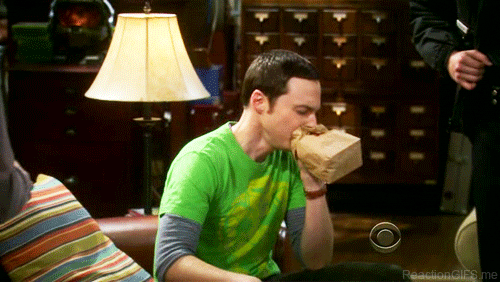GIF de Sheldon respirando compulsivamente en una bolsa de papel
